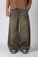 Jean de corte baggy, estilo oversize, con diseño amplio y relajado en tono gris con efecto deslavado.