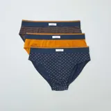 Pack de tres slips para hombre, uno con rayas horizontales color naranja sobre fondo azul marino, otro liso color naranja y el tercero con estampado de pequeños puntos color naranja sobre fondo azul marino.