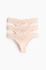 Pack de tres bombachas colaless de tiro bajo, confeccionadas en microfibra color rosa pálido con un borde ancho de encaje floral en la cintura.