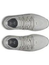Championes Under Armour modelo Phantom X, de diseño futurista en color gris claro. Presentan una parte superior de tejido transpirable, estructura de TPU en el mediopié para mayor soporte y una entresuela con amortiguación de espuma supercrítica. Incluyen suela de goma con textura de tacos para mayor tracción.