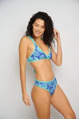 Corpiño de bikini triangular con estampado de hojas en tonos azules y contorno en color verde agua.
