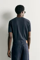 Camiseta slim fit de color azul marino, con cuello redondo y manga corta.
