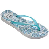 Sandalias Havaianas Slim Daydream de goma, con diseño estampado tipo paisley en tonos celestes sobre base blanca y tiras finas celestes traslúcidas.