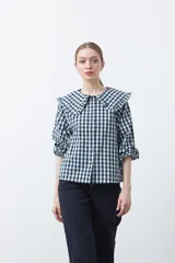 Camisa de algodón con estampado de cuadros vichy, cuello grande con volados y mangas largas con puños elásticos.