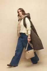 Bufanda a cuadrillé en tonos beige con flecos en los extremos.