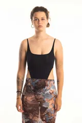 Body negro de lycra con breteles finos y corte cut out en los laterales.