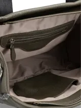 Cartera de mano color verde oliva con textura graneada, detalles en cuero gris oscuro con efecto desgastado, doble asa superior y correa larga ajustable. Presenta dos bolsillos frontales verticales con cierre metálico y placa con logo de la marca.