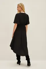 Vestido midi de color negro con escote en V, mangas cortas y cintura elástica. Presenta un diseño fluido con una abertura frontal central en la falda.