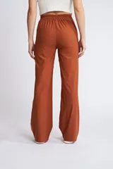 Pantalón de corte oxford con diseño bicolor, combinando paneles en color terracota y beige. Cuenta con bolsillos laterales y cintura alta.
