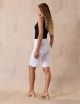 Bermuda rosa de gabardina elastizada, marca Ruby Rd, con pretina ancha elastizada, bolsillos simulados en la parte delantera y bolsillos aplicados en la parte trasera.