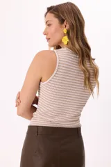Musculosa de punto con cuello redondo alto, sin mangas y diseño ajustado al cuerpo con estampado de rayas horizontales finas en blanco y negro.