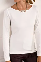 Remera de manga larga con cuello redondo, confeccionada en tejido de algodón con elastano, de calce ajustado al cuerpo.