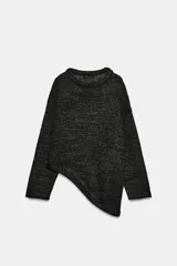 Jersey de punto color negro con cuello redondo y manga larga, de diseño amplio y bajo asimétrico.
