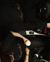 Remera blanca de corte holgado con bordado en el pecho con la leyenda "Roona Studio".