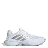 Championes Adidas GameCourt 3 All Court, color blanco con las clásicas tres tiras en tono plateado. Diseñados para tenis y pádel, cuentan con capellada de malla y materiales sintéticos, mediasuela amortiguada y suela de alta resistencia.