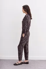 Pantalón tipo babucha de viscosa y modal con estampado estilo bandani. Presenta un corte fluido, cintura elastizada y cordón de ajuste con terminaciones metálicas.