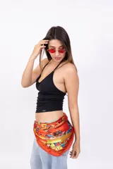 Top corto con breteles finos, escote halter y espalda descubierta, color celeste.