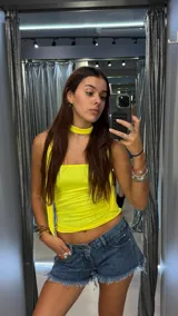 Top strapless color amarillo neón, con diseño ajustado y lazo integrado al cuello tipo choker. Confeccionado en tejido elástico.