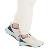 Championes de running color beige con detalles en naranja y violeta.