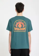 Remera Volcom modelo Abg Solstice Bsc Sst, de color verde oscuro, manga corta y cuello redondo, con pequeño estampado gráfico en el pecho.