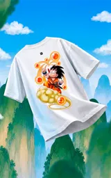 Remera blanca de corte oversize con estampa frontal de Goku sobre la nube voladora rodeado de las esferas del dragón.