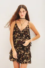 Top de viscosa georgette con estampado animal print de leopardo. Presenta escote en V con volados y ajuste con elástico en la cintura. Posee tirantes finos.
