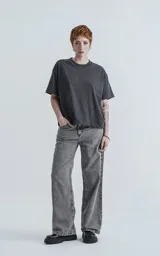 Pantalón de denim 100% algodón, color gris oscuro con lavado ácido (acid wash). De corte wide leg y tiro alto, con cinco bolsillos.