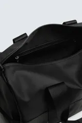 Bolso de viaje negro con textura grabada, compartimento principal con cierre de cremallera, bolsillo interior con cremallera, bolsillo frontal con cremallera, tres asas de mano (una lateral) y asa de hombro ajustable y extraíble.