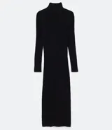Vestido midi negro de tejido de punto acanalado, con cuello alto y manga larga. Diseño ajustado al cuerpo.