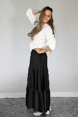 Pollera larga de pana fina con diseño de tres niveles y elástico en la cintura.