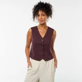 Chaleco de traje color púrpura, con escote en V, cierre frontal con botones y corte entallado.