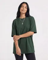 Remerón de manga corta, color verde oscuro, con corte oversize y cuello redondo.