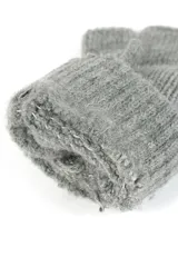 Guantes sin dedos de tejido de punto, color gris, con puño acanalado y detalle de etiqueta de cuero sintético con logo grabado.