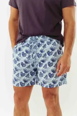 Short de baño azul con franjas horizontales en celeste y azul claro. Cuenta con cintura elástica ajustable con cordón, dos bolsillos laterales y uno trasero.