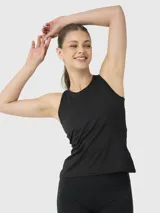 Musculosa deportiva negra de calce regular, con diseño de cuello redondo y espalda abierta. Incluye sujetador integrado con almohadillas removibles para mayor soporte y seguridad durante la actividad física.