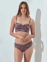 Soutien bralette de encaje floral color lila y micro tul, marca Montelle. Abrocha detrás en tres posiciones.