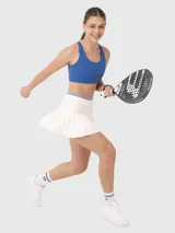 Falda tipo skort de color blanco, con diseño plisado y pretina elástica con detalles de líneas en contraste. Incluye calza interna con bolsillo incorporado.