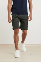 Bermuda cargo de corte recto en color verde oliva, con bolsillos laterales con solapa y cierre de botones.