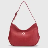Cartera tipo hobo de cuero sintético color rojo, con correa ajustable y detalle de botón circular con logo en el centro.