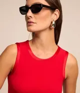 Top sin mangas color rosa claro, de corte ajustado, con cuello redondo y ribete de satén en el cuello y las sisas.