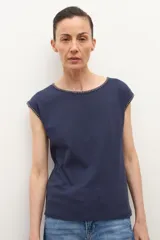 Remera sin mangas color ciruela, con cuello redondo y bordado en el borde del cuello y las sisas.