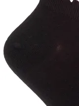 Medias cortas Hush Puppies color negro, confeccionadas en mezcla de algodón y spandex, con borde superior con diseño ondulado (volado) y detalle de texto bordado en la puntera.
