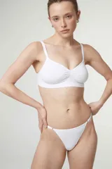 Soutien tipo bralette de microfibra sin costuras, con diseño de doble bretel regulable y detalle fruncido en el centro del escote. Cuenta con cierre de broche doble en la espalda con tres niveles de ajuste.