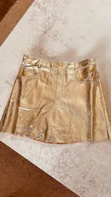 Minifalda dorada de cuero ovino italiano con terminación "rota".