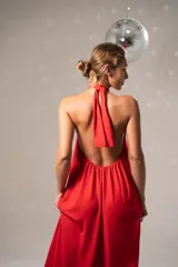 Mono negro de gasa con cuello halter y espalda descubierta.