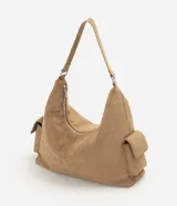 Cartera hobo mediana de Satinato, confeccionada en suede sintético de color tostado, con diseño suave y caída relajada. Cuenta con compartimento principal con cierre superior, bolsillos laterales con solapa, asa fija para el hombro y herrajes metálicos con acabado en níquel.