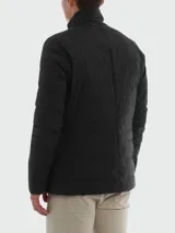 Chaqueta de vestir negra acolchada con relleno de plumas y cuello mao. Presenta cierre frontal con botones, un bolsillo en el pecho y dos bolsillos laterales con solapa. Fabricada en tejido Gortex.