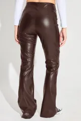 Pantalon de ecocuero color bordó, de tiro alto y corte semi oxford. Presenta un cierre metálico lateral y un recorte horizontal por encima de la rodilla.