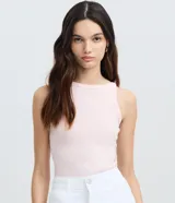 Musculosa básica femenina de Blue Steel confeccionada en tejido rib acanalado de algodón, con cuello redondo y diseño ajustado.