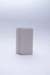 Billetera negra de cuero con textura tipo cocodrilo, con múltiples ranuras para tarjetas y billetes.